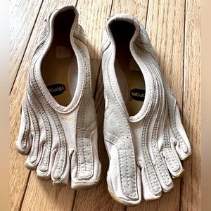 Vibram Size 6 Toe Shoes EUC